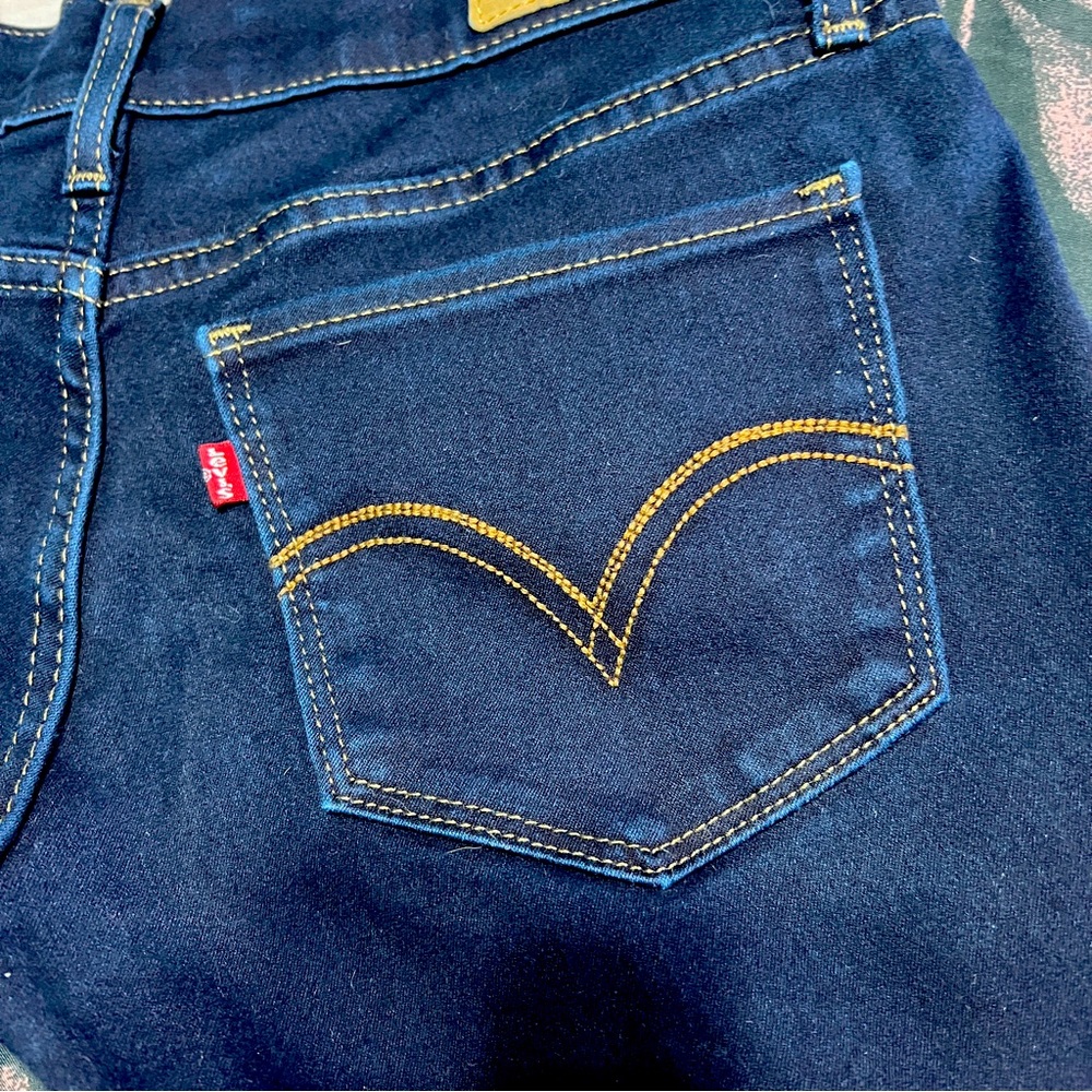 Women’s/Juniors Levi 524 Skinny size 5 Jeans